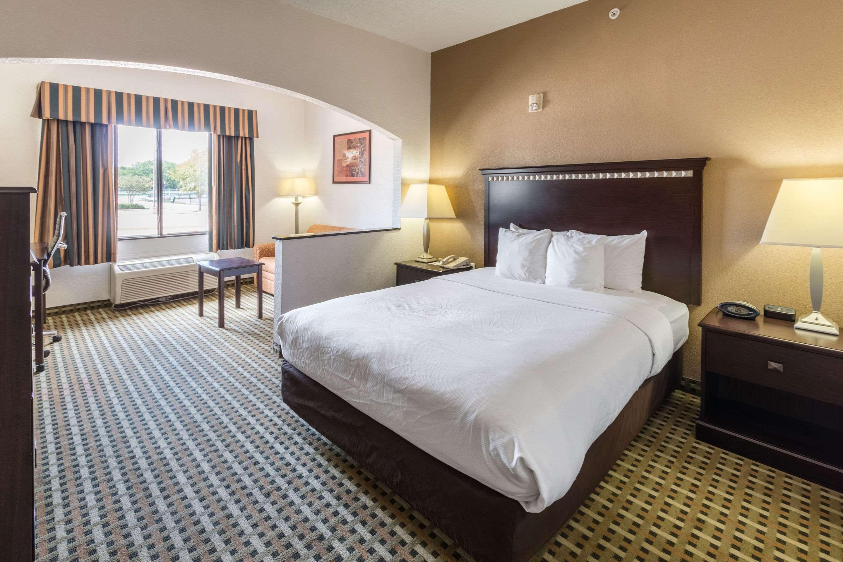 Quality Suites Burleson - Ft Worth Extérieur photo